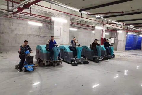 为什么小区物业不用燃油清扫车，千篇一律的都在用电动扫地车？