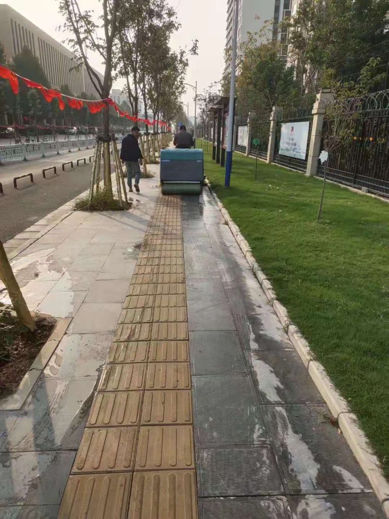 为什么小区物业不用燃油清扫车，千篇一律的都在用电动扫地车？