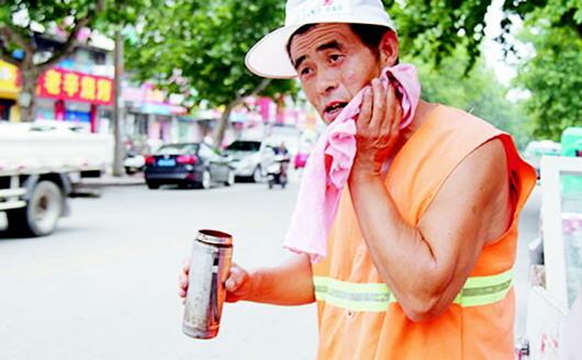 有了清晨雨扫地车，扫地+拖地一遍全搞定，不扬尘无需清洗拖把，真方便！