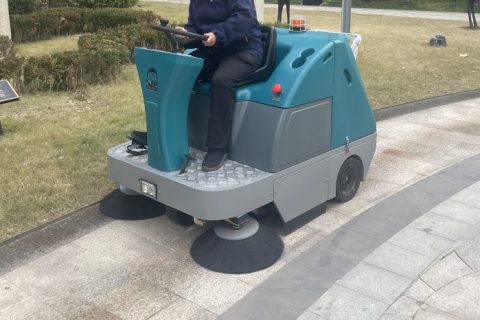尘屑零残留！清晨雨扫地车，为仓储环境戴上「防尘罩」