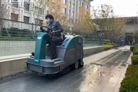 手推式与驾驶式洗地机：究竟有什么不同？