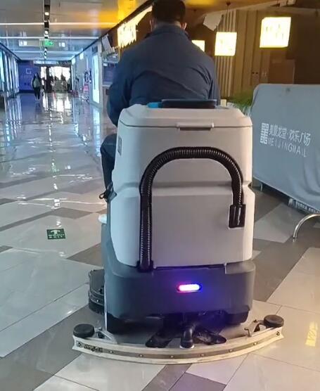 超市地面清洁的秘密武器：洗地车让购物更安心