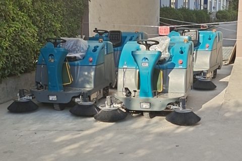 告别弯腰挥扫，一台扫地车=10人效率！——工厂/商场清洁革命