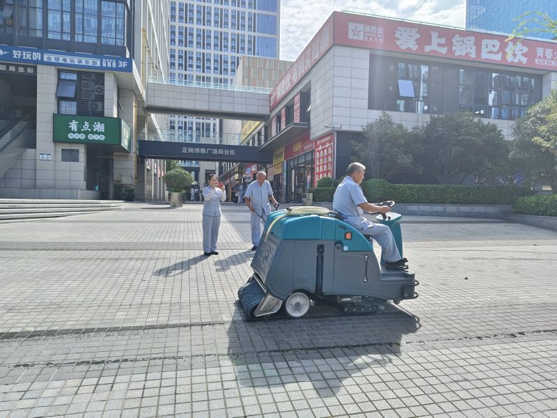 洗地车：餐饮商业街的清洁新标准，让美食体验更升级