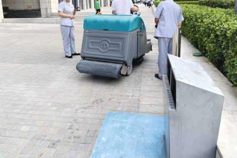 省时省力更省心：高效洗地车让清洁工作变得简单