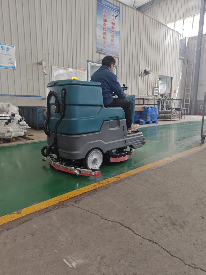 仓库清洁难题如何破？驾驶式洗地车让3000㎡车间焕新只需2小时